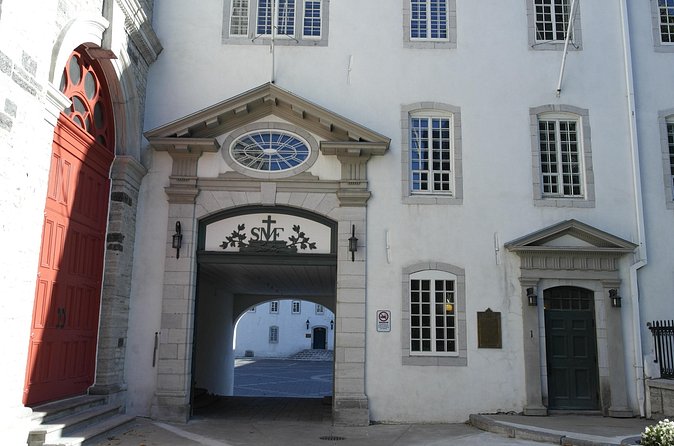 Walking tour with Guide Felix and his dog Meo - Free Cancellation for Flexibility