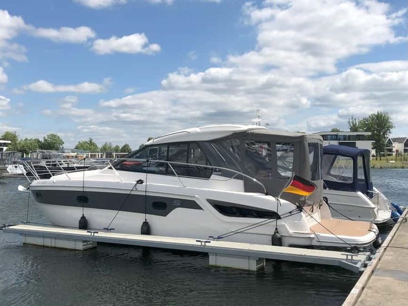 Waren (Müritz): Day cruise motor yacht with skipper - 8 hours - The Bavaria S33 HT Motor Yacht: A Comfortable and Stylish Vessel