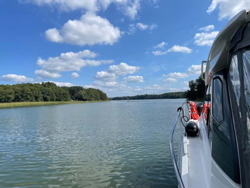 Waren (Müritz): Fun Cruise motor yacht with skipper - 8 hours - The Bavaria S33HT Motor Yacht: Power and Comfort