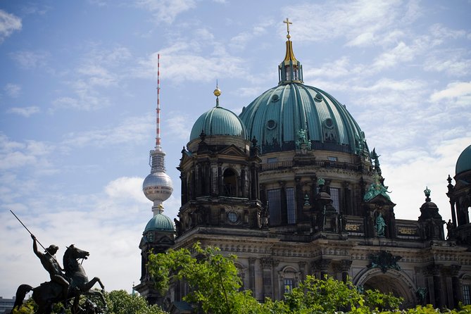 Warnemuende Shore Excursion: Private Sachsenhausen Memorial and Berlin Tour - Iconic Landmarks: Brandenburg Gate, Checkpoint Charlie, and the Reichstag