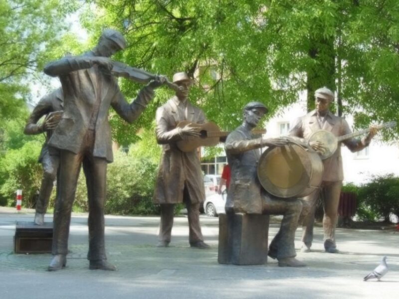 Warsaw: 2-Hour Praga Walking Tour - Film Locations and Warsaw Zoo Connection