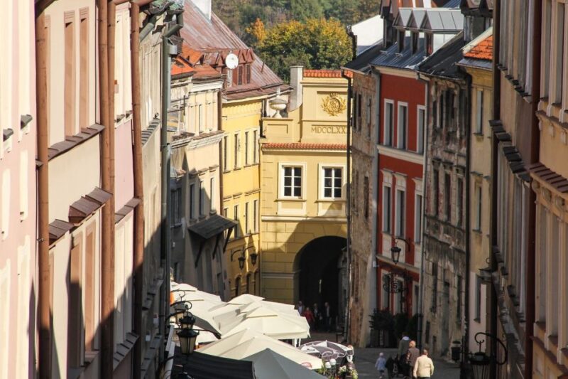 Warsaw: Majdanek Concentration Camp & Lublin Guided Day Tour - The Expertise of the Guides and Their Approach