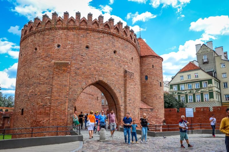 Warsaw: Old Town Highlights Walking Tour in English - The Meeting Point and Tour Duration in the Heart of Warsaw