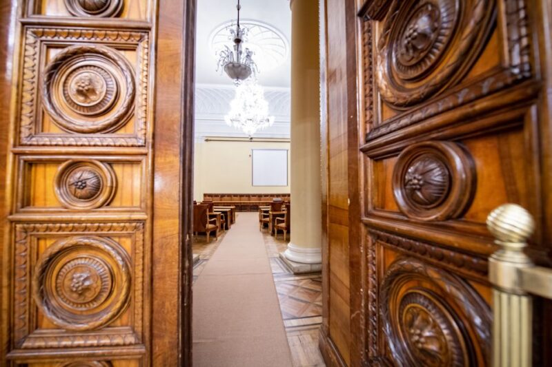 Warsaw: Palace of Culture and Science Tour with Terrace - The Guide’s Role and Presentation Style