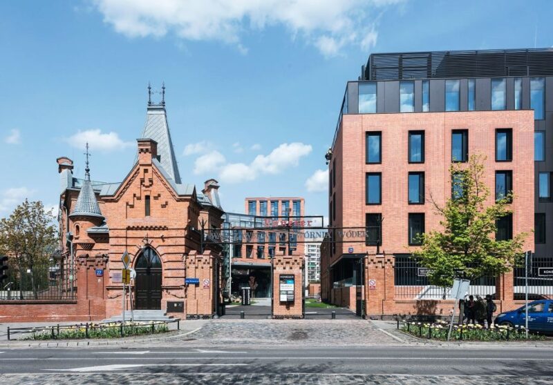 Warsaw: Praga District Tour with Vodka Museum and Tasting - Visiting the Oldest Market: Bazaar Rozyckiego