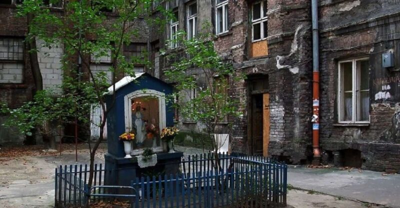 Warsaw: Praga District Tour with Vodka Museum and Tasting - The Polish Vodka Museum at Koneser Center