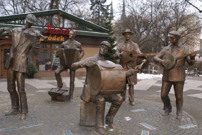 Warsaw: Praga District Tour with Vodka Museum and Tasting - Accessibility and Group Size