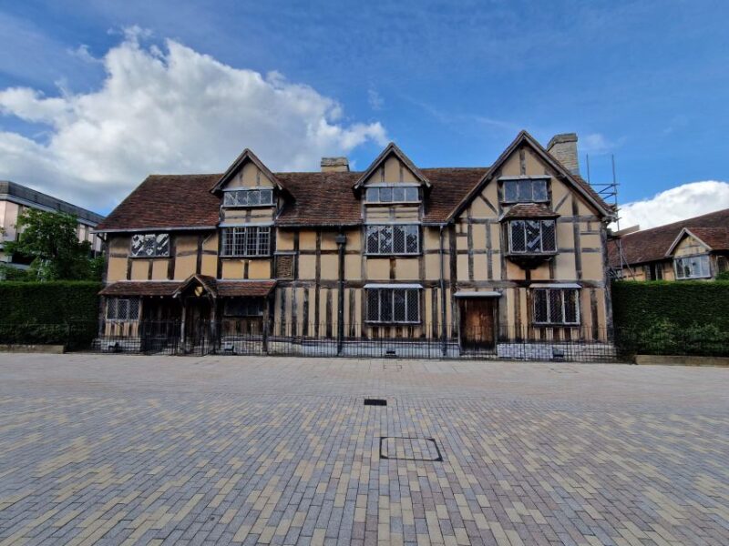 Warwick Castle, Shakespeare's Stratford and the Cotswolds - Expert-Led Tour with Multilingual Commentary