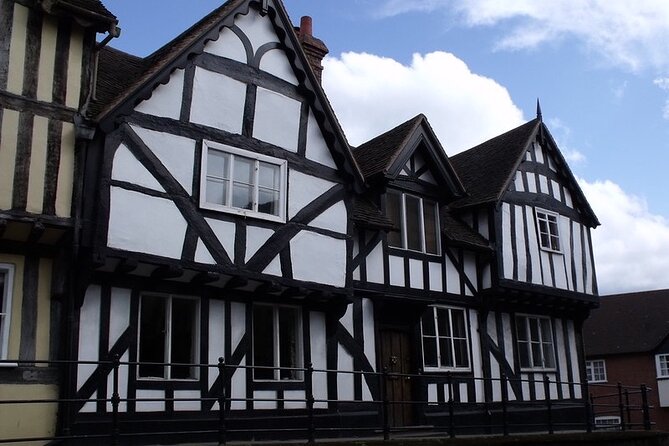 Warwickshire & Stratford-Upon-Avon Self-Guided Audio Tours - The Guide’s Narration Style and Features