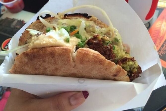 Washington D.C Street Food Tour With A Local Guide - Savoring a Classic Dish in a Historic 1800s Building