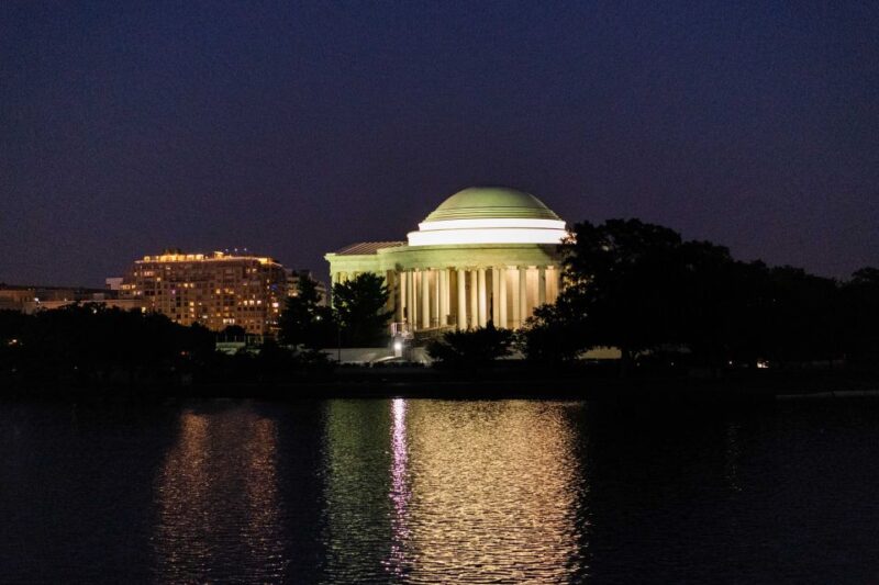 Washington DC: Monuments by Moonlight Nighttime Trolley Tour - Timing, Pacing, and Photo Opportunities
