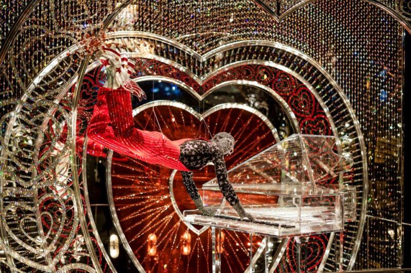 Wattens: Swarovski Crystal Worlds Entrance Ticket - Dining Options with Scenic Views