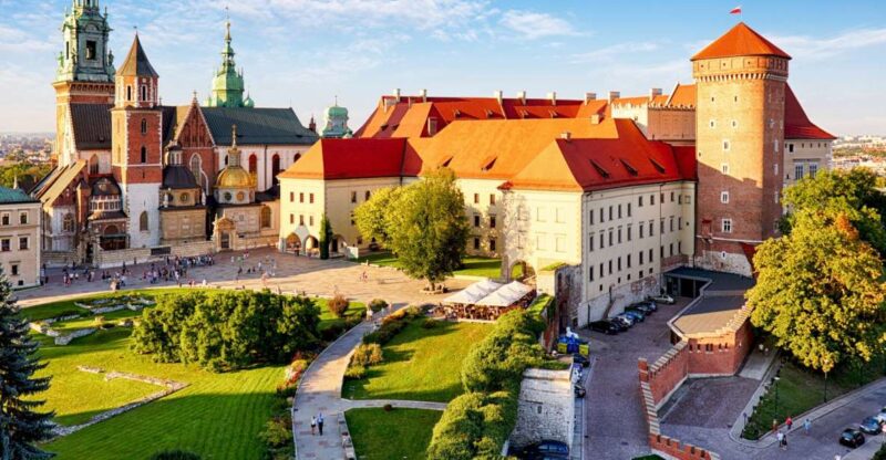 Wawel Castle & Cathedral Skip the Line Small Group Tour - Meeting Point and Tour Flexibility