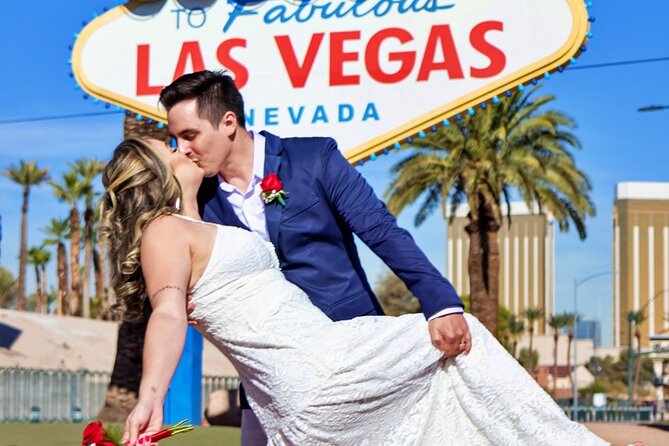 Wedding at Placa DE Las Vegas in Portuguese, English or Spanish - Unique Wedding Experience at the Las Vegas Sign