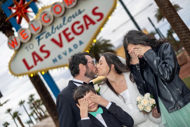 Wedding at Placa DE Las Vegas in Portuguese, English or Spanish - Convenient Location at the Las Vegas Welcome Sign