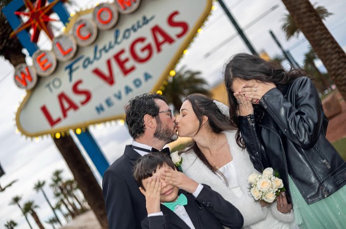 Wedding at Placa DE Las Vegas in Portuguese, English or Spanish - Why Choose This Wedding at the Las Vegas Sign