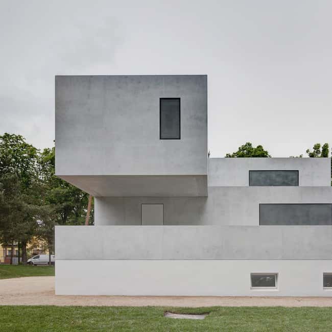 Weimar, Dessau, & Berlin: Bauhaus Tour with Goodie Bag - Discover Bauhaus Icons in Dessau’s Architectural Landscape