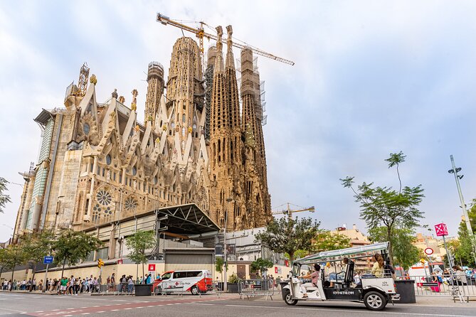 Welcome Tour to Barcelona in Private Eco Tuk Tuk - Highlights of the Itinerary: Iconic Barcelona Landmarks