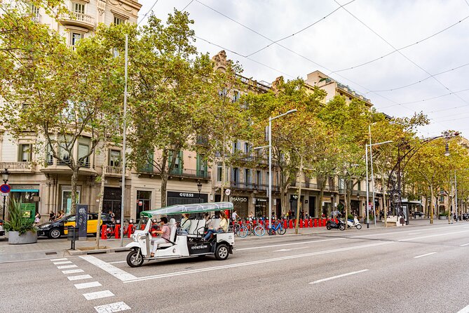 Welcome Tour to Barcelona in Private Eco Tuk Tuk - Practicalities: Meeting Point, Group Size, and Comfort