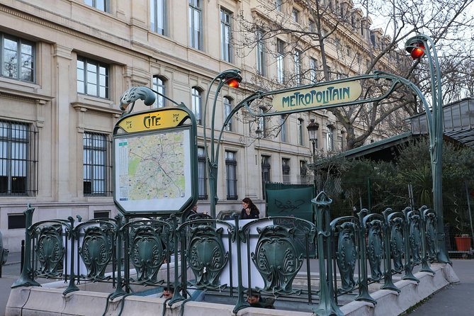 Where Paris was Born: A Self-Guided Audio Tour of Île de la Cité - Visiting the Triangular Square du Vert-Galant