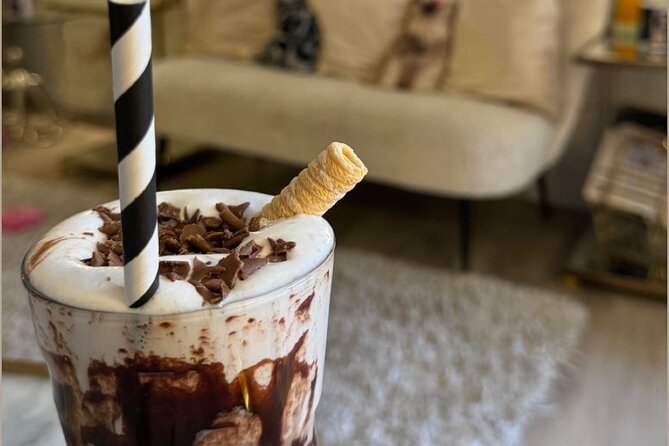 Whiskers & Coffee: Relax and Play with Adorable Cats - Drinks, Snacks, and Treats to Enhance Your Experience