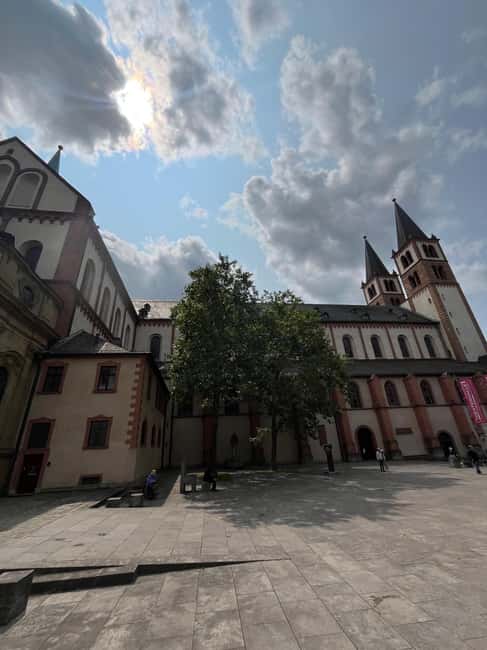 White & Red - Short tour with wine in Würzburg - Wrapping Up at Würzburg’s Iconic Cathedral with Red Wine