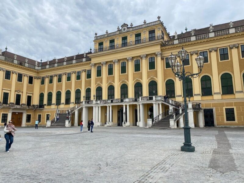 Wien: Vienna Schönbrunn Palace UNESCO World Heritage Site - The Tour Starts at the Schönbrunn Main Courtyard Entrance