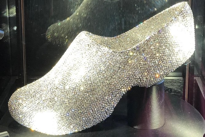 Windmill village Zaanse Schans guided tour Amsterdam region - Demonstration and Visit to the Clog Factory