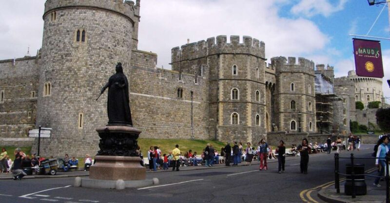 Windsor Castle Hampton Court palace Private Tour with Ticket - A Private Day Trip to Windsor Castle and Hampton Court Palace for an Unbeatable Price