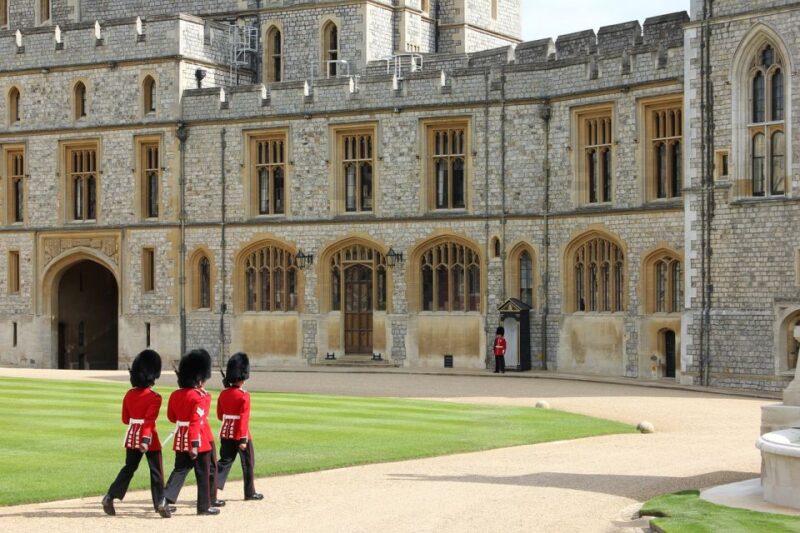Windsor Castle Hampton Court palace Private Tour with Ticket - Discovering Hampton Court Palace: From Tudor Majesty to Baroque Grandeur