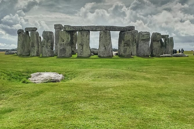 Windsor Castle, Stonehenge, Lacock Village Including Passes - Discovering Lacock Abbey and Its Historic Significance