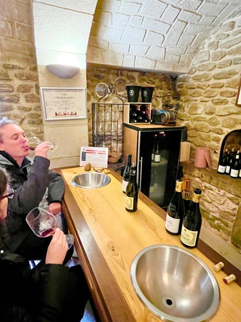Wine tasting in Châteauneuf du Pape - Scenic Vineyard Views and Historic Cellars
