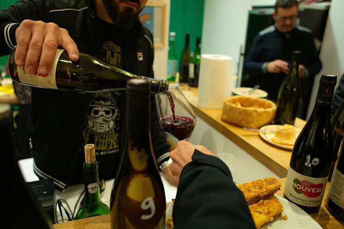 Wine Tasting in Paris right next to Père Lachaise & l'Atelier des lumières - The Guides’ Expertise and Interaction