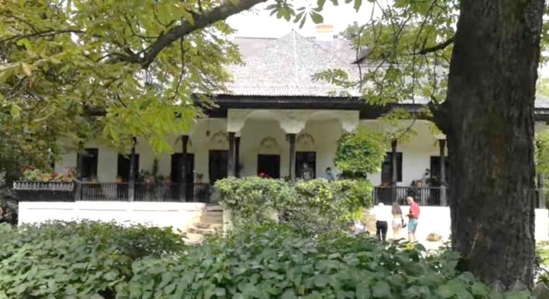 Winery touring & private wine tasting - one day private tour - A Relaxing Lunch in a Vineyard Manor