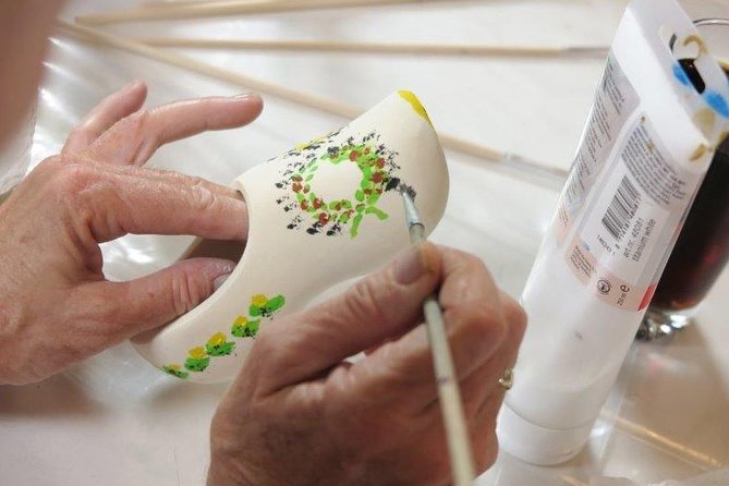 Wooden Shoes Painting Private Workshop in Simonehoeve - Practical Details: Meeting Point and Accessibility