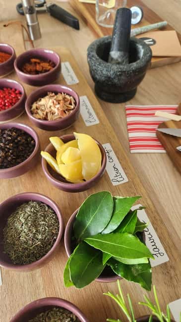 Workshop in Cambo-les-Bains: tour, tasting, and making spicy oil - Create Your Own Artisanal Spicy Oil