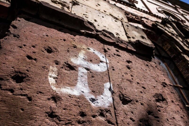 World War 2 in Warsaw walking tour in English - The Role of the Guides and Their Knowledge