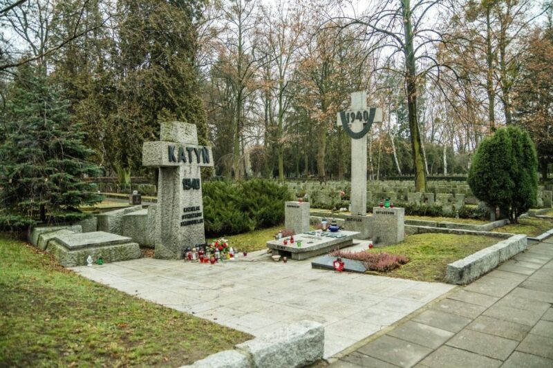 World War II Warsaw Old Town, Military Cemetery Walking Tour - Visiting the Military Cemetery in Powazki