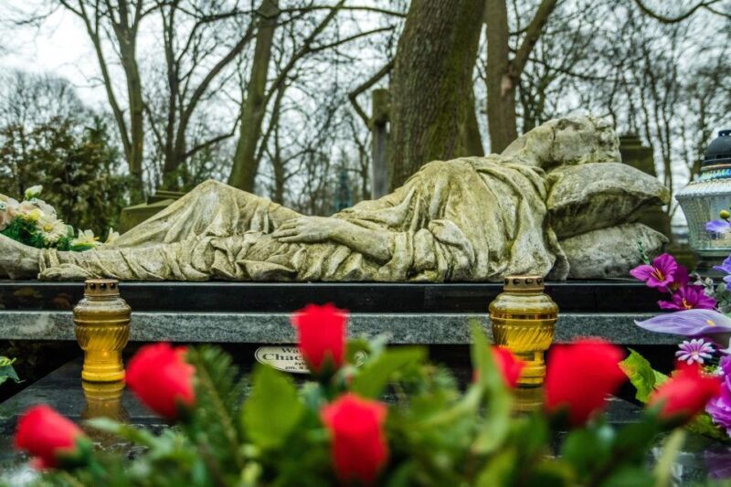 World War II Warsaw Old Town, Military Cemetery Walking Tour - What Sets This Tour Apart from Others