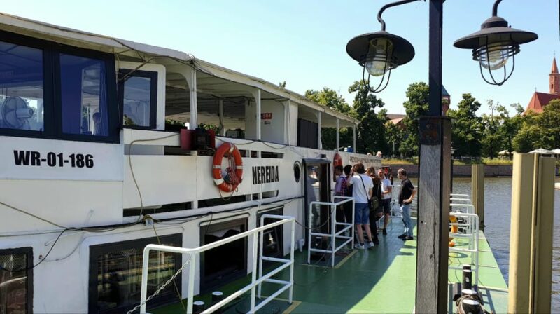 Wrocaw: Boat cruise with a licensed guide (1 hour) - The Comfort and Features of the Large Passenger Ship