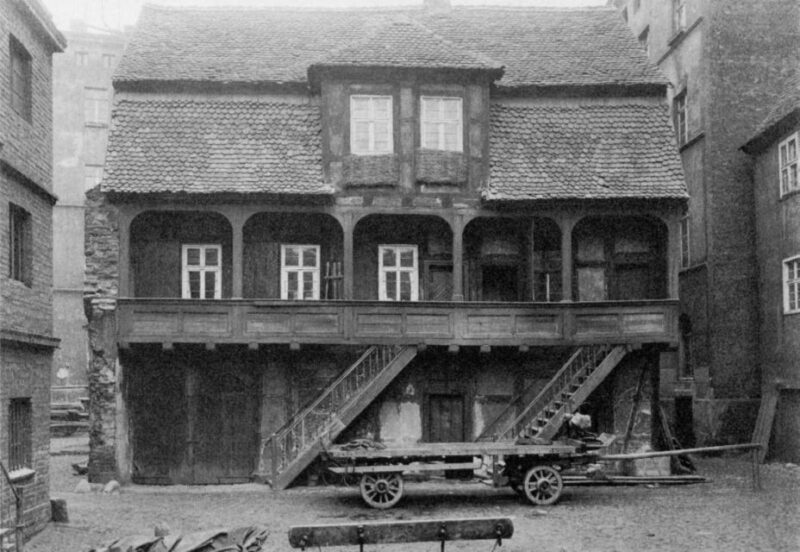 Wrocaw guided walking tour and winter boat cruise - Discover Wrocław from the Water and Streets in Winter