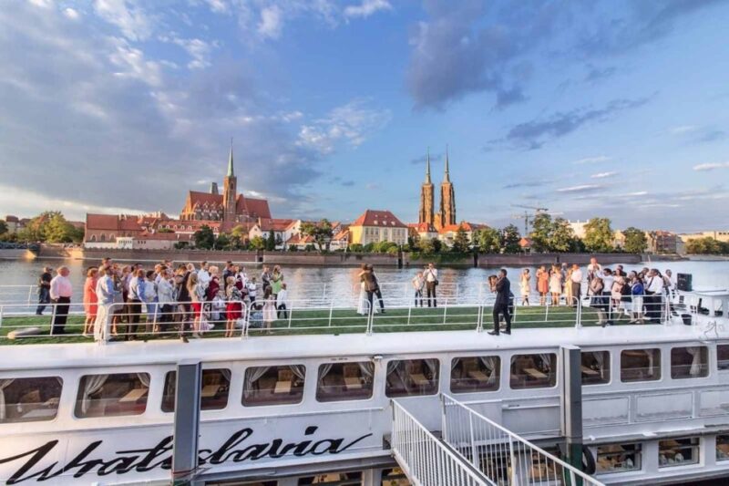 Wrocaw: Long City Walk and Luxury Ship Cruise (for groups) - Exploring Wrocław’s Old Town on Foot