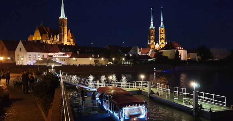 Wrocaw: Old City Night Walk and Gondola Ride - Wroclaw’s Old Town Comes Alive at Night