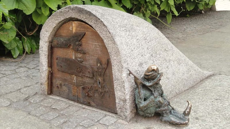 Wroclaw: Old Town, Ostrów Tumski, and Dwarves Guided Tour - Exploring Wroclaws Old Town and Ostrów Tumski