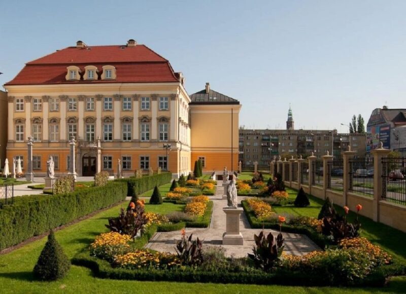 Wroclaw Royal Palace Private Guided Tour - Discovering the Royal Palaces Location in Wroclaw