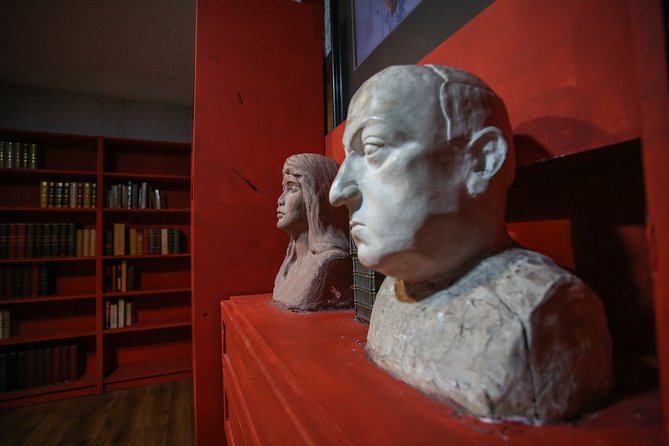 Xcape Room Bcn: Corpse Gallery Escape Room Barcelona - The Guides and Their Role in the Experience