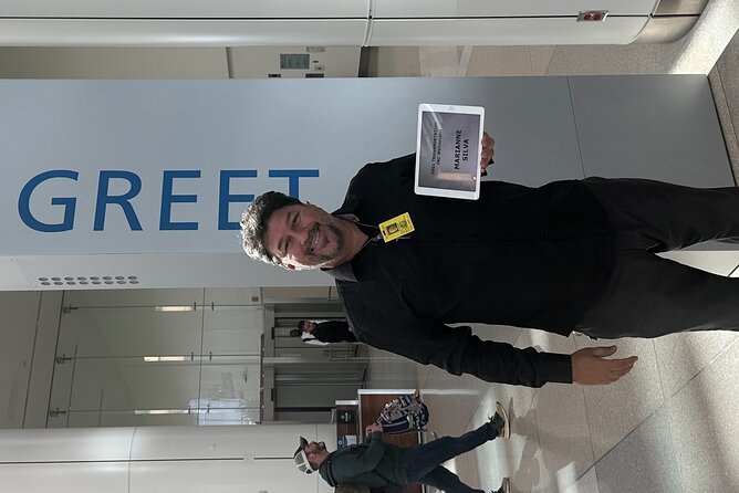 XXL-BLACK SUV MCO Airport Transportation TO/FROM DISNEY HOTELS - Efficient and Private Orlando Airport Transportation in Luxury SUVs