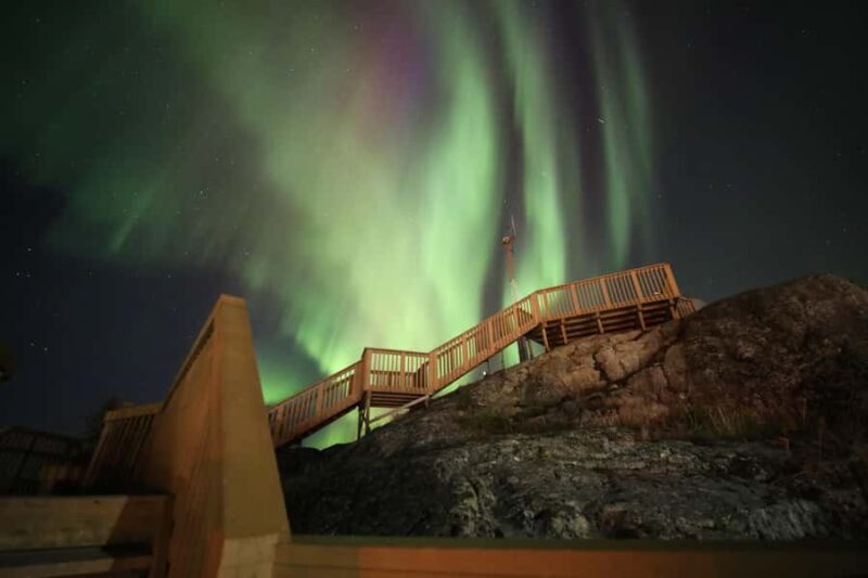 Yellowknife: Northern Lights Chasing Tour by Bus - Key Points