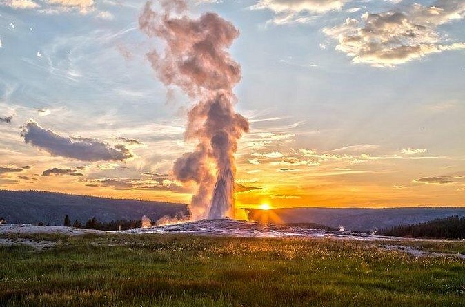 Yellowstone Lower Loop VIP Full-Day Private Tour with Lunch - Yellowstone Lake: The Largest High-Altitude Lake in North America