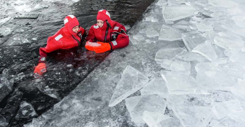 Ylläs: Lake Ylläsjärvi Ice-Floating Experience - Guided Ice-Floating on Lake Ylläsjärvi in Lapland